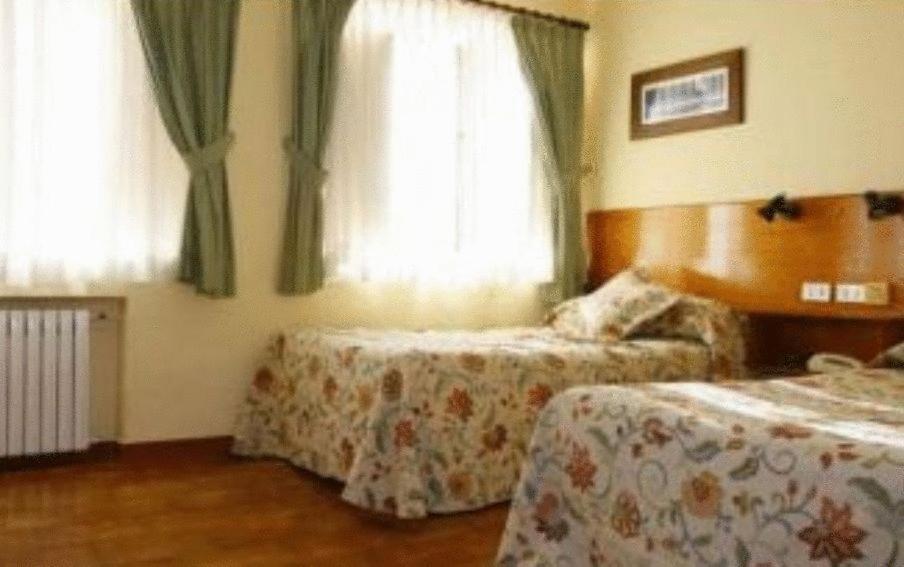Hotel Roman Castrillon Buitenkant foto