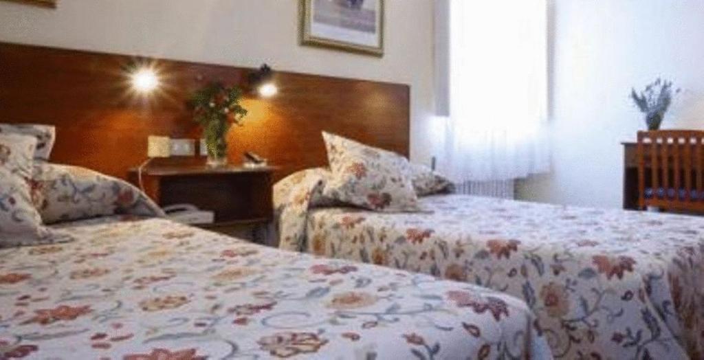 Hotel Roman Castrillon Buitenkant foto